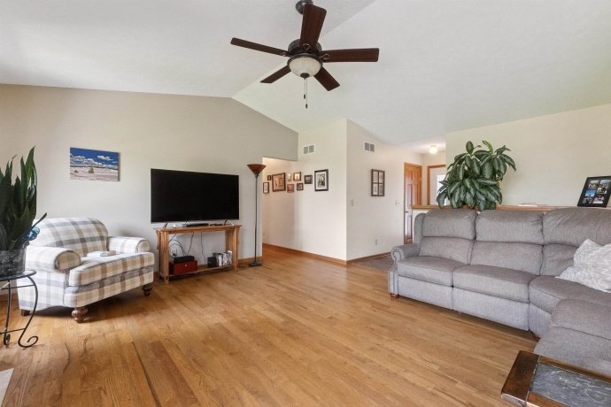 3810 Foxglove, WINNEBAGO, Illinois 61088, 3 Bedrooms Bedrooms, ,2 BathroomsBathrooms,House,For Sale,Foxglove,202504232