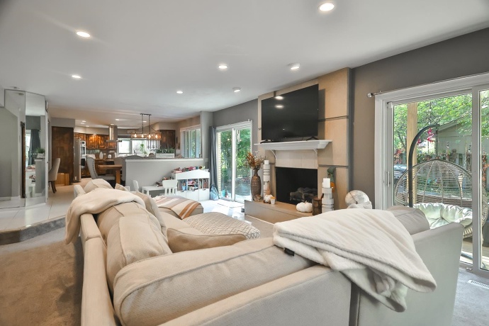 4 Sliders to Outside. FP