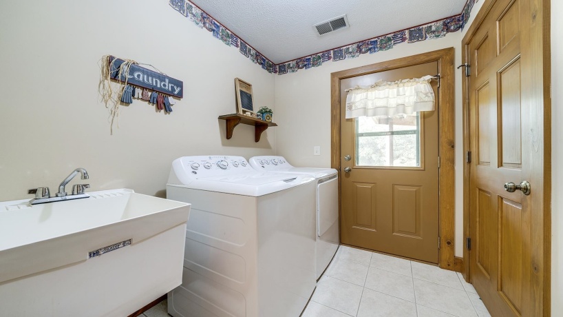 5810 Lightsville, LEAF RIVER, Illinois 61047, 3 Bedrooms Bedrooms, ,3 BathroomsBathrooms,House,For Sale,Lightsville,202506231