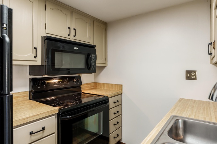 220-2A BIENTERRA, ROCKFORD, Illinois 61107, 2 Bedrooms Bedrooms, ,2 BathroomsBathrooms,Condominium,For Sale,BIENTERRA,202505751