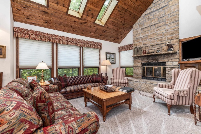 10 Woodway, GALENA, Illinois 61036, 4 Bedrooms Bedrooms, ,3 BathroomsBathrooms,House,For Sale,Woodway,202506275