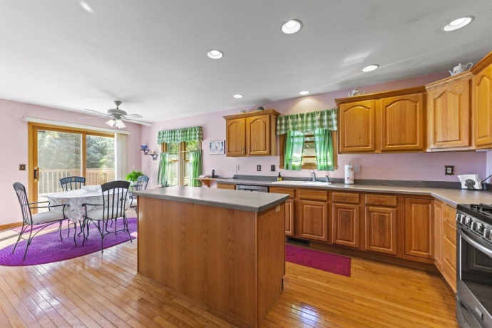 810 Southgate, LAKE SUMMERSET, Illinois 61019, 4 Bedrooms Bedrooms, ,3 BathroomsBathrooms,House,For Sale,Southgate,202506290