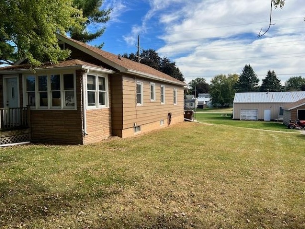 913 15th, FREEPORT, Illinois 61032, 2 Bedrooms Bedrooms, ,1 BathroomBathrooms,House,For Sale,15th,202506302