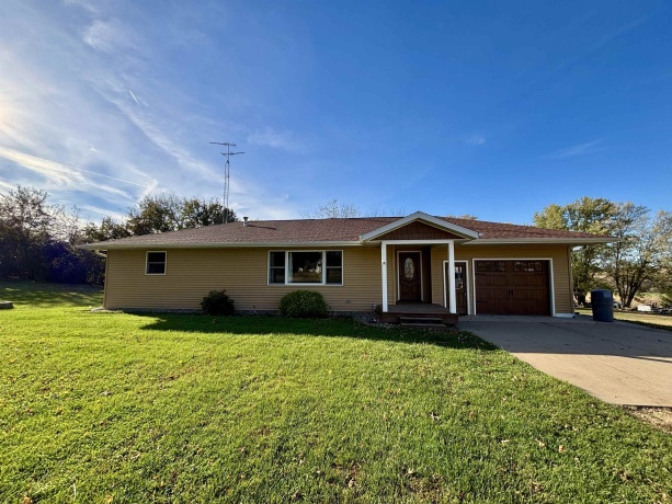 3310 Apple River, ELIZABETH, Illinois 61028, 2 Bedrooms Bedrooms, ,2 BathroomsBathrooms,House,For Sale,Apple River,202506348