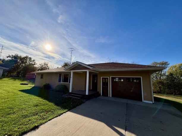 3310 Apple River, ELIZABETH, Illinois 61028, 2 Bedrooms Bedrooms, ,2 BathroomsBathrooms,House,For Sale,Apple River,202506348