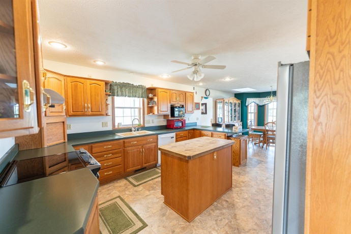 10477 (10 AC) Telegraph, WINNEBAGO, Illinois 61088, 4 Bedrooms Bedrooms, ,3 BathroomsBathrooms,House,For Sale,Telegraph,202506462