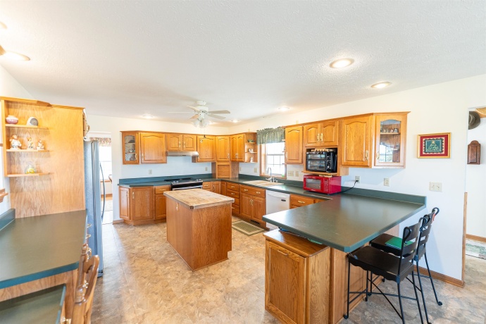 10477 (10 AC) Telegraph, WINNEBAGO, Illinois 61088, 4 Bedrooms Bedrooms, ,3 BathroomsBathrooms,House,For Sale,Telegraph,202506462
