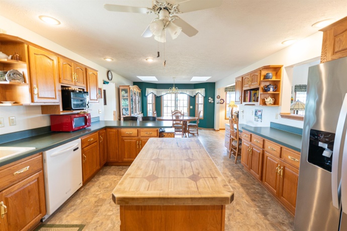 10477 (10 AC) Telegraph, WINNEBAGO, Illinois 61088, 4 Bedrooms Bedrooms, ,3 BathroomsBathrooms,House,For Sale,Telegraph,202506462