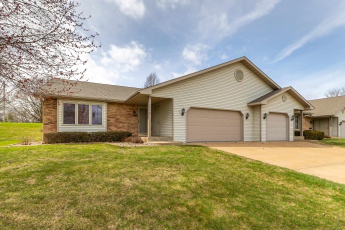 825 Shadow Bluff, GALENA, Illinois 61036, 2 Bedrooms Bedrooms, ,3 BathroomsBathrooms,Condominium,For Sale,Shadow Bluff,202501885