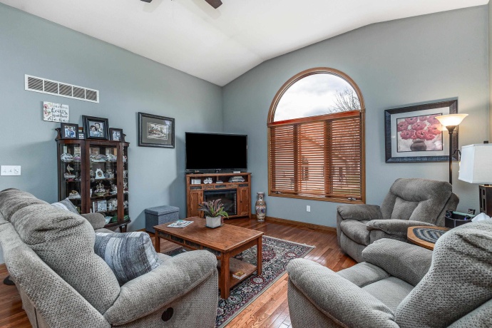 825 Shadow Bluff, GALENA, Illinois 61036, 2 Bedrooms Bedrooms, ,3 BathroomsBathrooms,Condominium,For Sale,Shadow Bluff,202501885