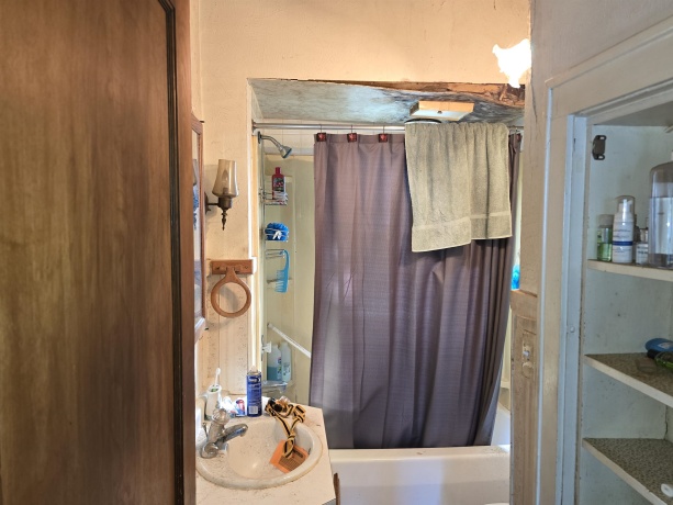 19 Pershing, FREEPORT, Illinois 61032, 3 Bedrooms Bedrooms, ,2 BathroomsBathrooms,House,For Sale,Pershing,202506565