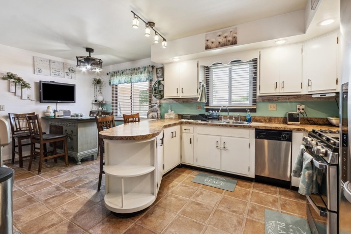 1934 Philip, DIXON, Illinois 61021, 4 Bedrooms Bedrooms, ,2 BathroomsBathrooms,House,For Sale,Philip,202503938