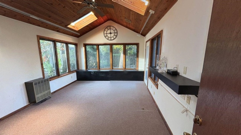 2032 Laurel, FREEPORT, Illinois 61032, 3 Bedrooms Bedrooms, ,2 BathroomsBathrooms,House,For Sale,Laurel,202506778