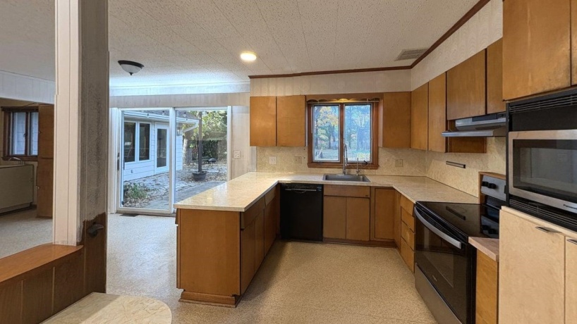 2032 Laurel, FREEPORT, Illinois 61032, 3 Bedrooms Bedrooms, ,2 BathroomsBathrooms,House,For Sale,Laurel,202506778