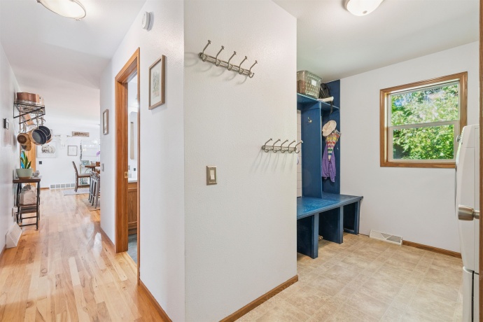 4641 Beach, DUBUQUE, Iowa 52003, 3 Bedrooms Bedrooms, ,3 BathroomsBathrooms,House,For Sale,Beach,202506785