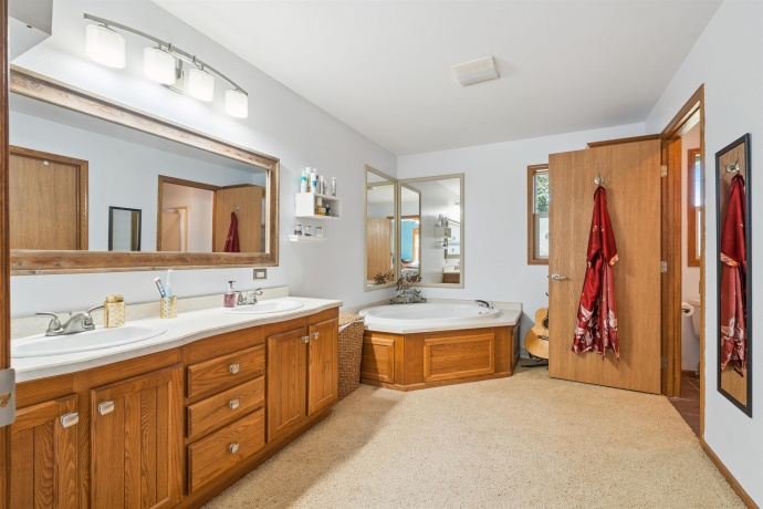 4641 Beach, DUBUQUE, Iowa 52003, 3 Bedrooms Bedrooms, ,3 BathroomsBathrooms,House,For Sale,Beach,202506785