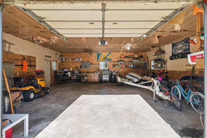 4641 Beach, DUBUQUE, Iowa 52003, 3 Bedrooms Bedrooms, ,3 BathroomsBathrooms,House,For Sale,Beach,202506785