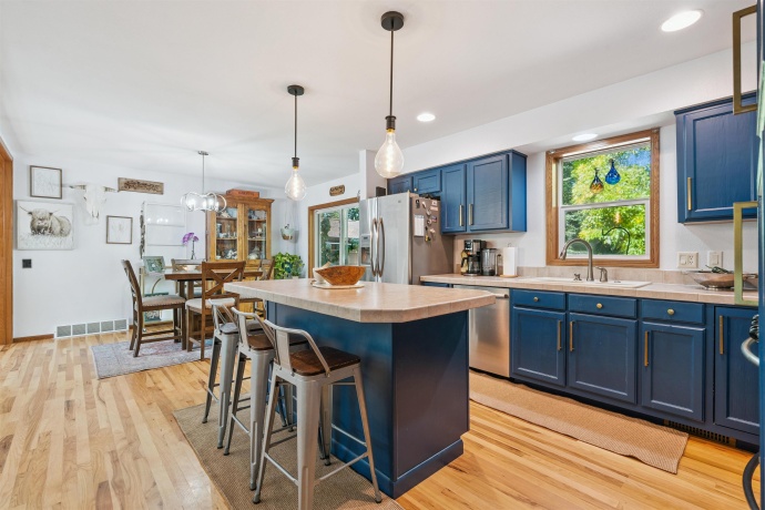 4641 Beach, DUBUQUE, Iowa 52003, 3 Bedrooms Bedrooms, ,3 BathroomsBathrooms,House,For Sale,Beach,202506785