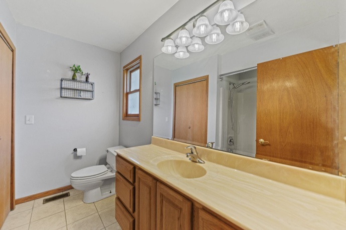 8099 Clearview Dr, ROCKFORD, Illinois 61102, 3 Bedrooms Bedrooms, ,2 BathroomsBathrooms,House,For Sale,Clearview Dr,202506818