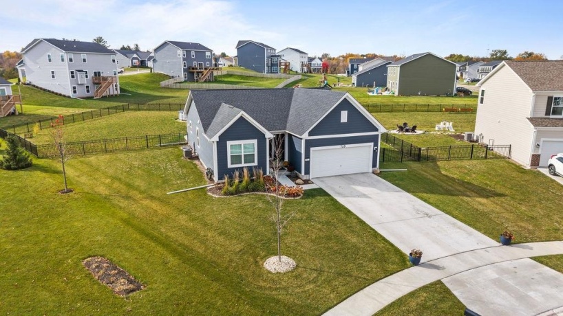 725 CLOVERLEAF, MARENGO, Illinois 60152, 3 Bedrooms Bedrooms, ,2 BathroomsBathrooms,House,For Sale,CLOVERLEAF,202506828