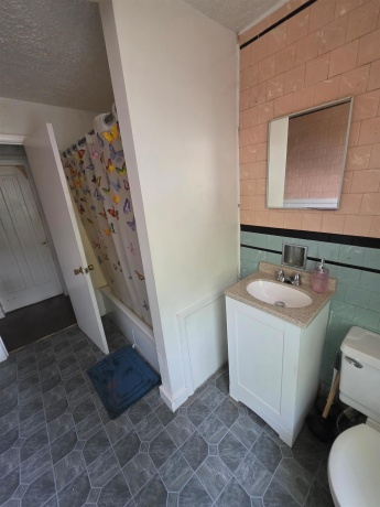 328 Douglas, FREEPORT, Illinois 61032, ,2 Units,For Sale,Douglas,202505932