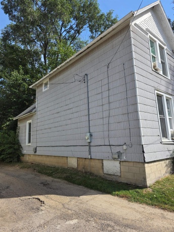 328 Douglas, FREEPORT, Illinois 61032, ,2 Units,For Sale,Douglas,202505932