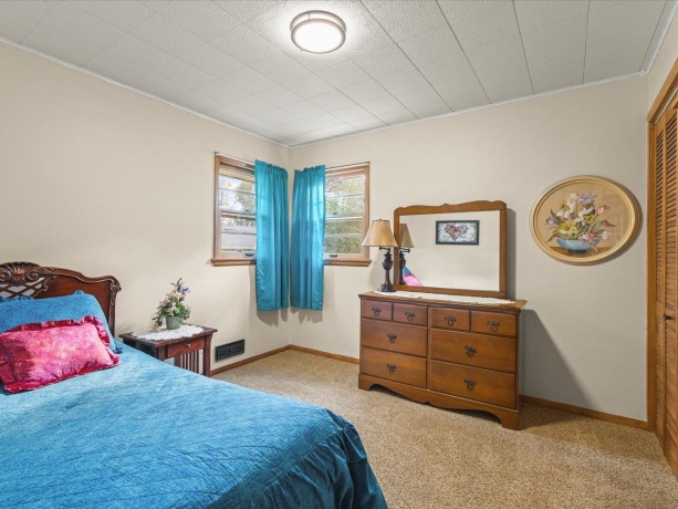 328 Vale, ROCKFORD, Illinois 61108, 3 Bedrooms Bedrooms, ,2 BathroomsBathrooms,House,For Sale,Vale,202507085