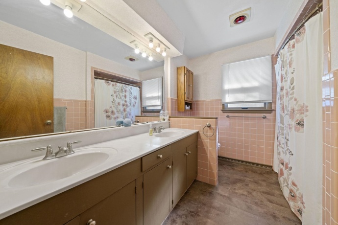 3307 Greenwood, ROCKFORD, Illinois 61107, 3 Bedrooms Bedrooms, ,2 BathroomsBathrooms,House,For Sale,Greenwood,202507114