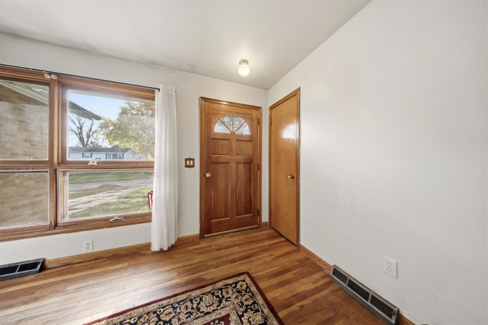 1864 Revere, FREEPORT, Illinois 61032, 3 Bedrooms Bedrooms, ,1 BathroomBathrooms,House,For Sale,Revere,202507121