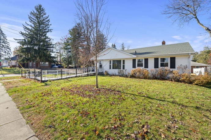 1474 Carroll, FREEPORT, Illinois 61032, 2 Bedrooms Bedrooms, ,2 BathroomsBathrooms,House,For Sale,Carroll,202507142