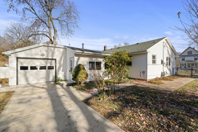 1474 Carroll, FREEPORT, Illinois 61032, 2 Bedrooms Bedrooms, ,2 BathroomsBathrooms,House,For Sale,Carroll,202507142