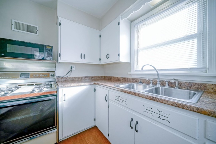 812 Mckinley, BELVIDERE, Illinois 61008, 2 Bedrooms Bedrooms, ,1 BathroomBathrooms,House,For Sale,Mckinley,202507156