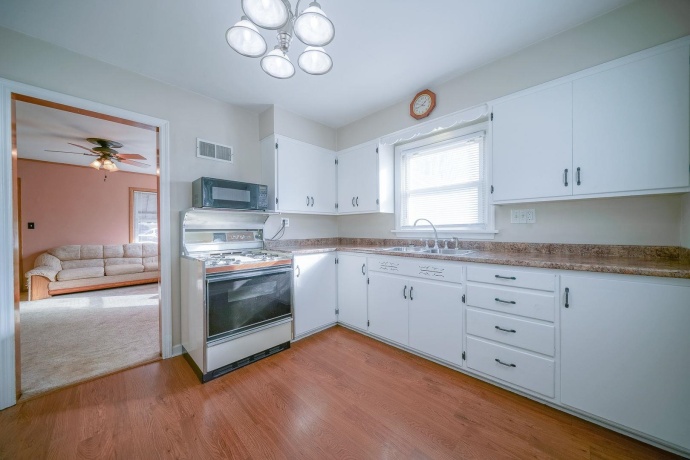 812 Mckinley, BELVIDERE, Illinois 61008, 2 Bedrooms Bedrooms, ,1 BathroomBathrooms,House,For Sale,Mckinley,202507156