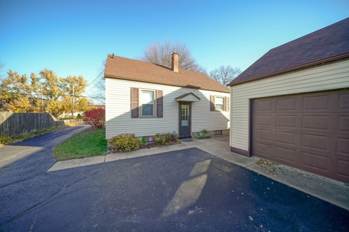 812 Mckinley, BELVIDERE, Illinois 61008, 2 Bedrooms Bedrooms, ,1 BathroomBathrooms,House,For Sale,Mckinley,202507156