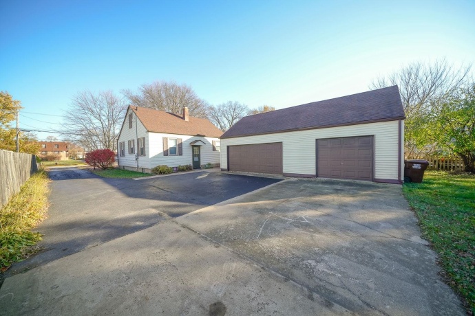 812 Mckinley, BELVIDERE, Illinois 61008, 2 Bedrooms Bedrooms, ,1 BathroomBathrooms,House,For Sale,Mckinley,202507156