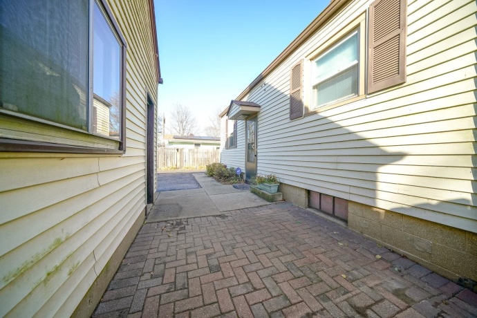 812 Mckinley, BELVIDERE, Illinois 61008, 2 Bedrooms Bedrooms, ,1 BathroomBathrooms,House,For Sale,Mckinley,202507156