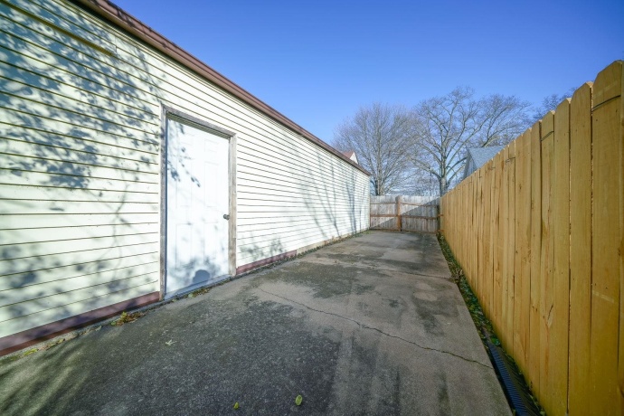 812 Mckinley, BELVIDERE, Illinois 61008, 2 Bedrooms Bedrooms, ,1 BathroomBathrooms,House,For Sale,Mckinley,202507156