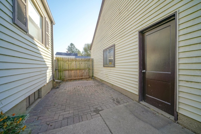 812 Mckinley, BELVIDERE, Illinois 61008, 2 Bedrooms Bedrooms, ,1 BathroomBathrooms,House,For Sale,Mckinley,202507156