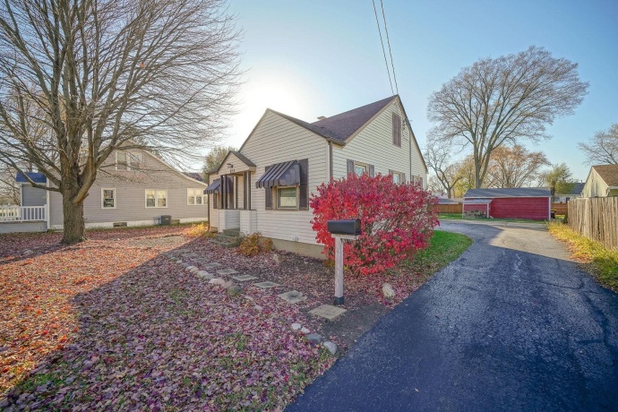 812 Mckinley, BELVIDERE, Illinois 61008, 2 Bedrooms Bedrooms, ,1 BathroomBathrooms,House,For Sale,Mckinley,202507156