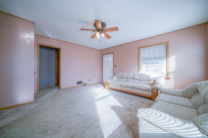 812 Mckinley, BELVIDERE, Illinois 61008, 2 Bedrooms Bedrooms, ,1 BathroomBathrooms,House,For Sale,Mckinley,202507156