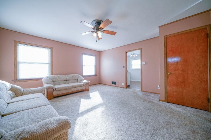 812 Mckinley, BELVIDERE, Illinois 61008, 2 Bedrooms Bedrooms, ,1 BathroomBathrooms,House,For Sale,Mckinley,202507156