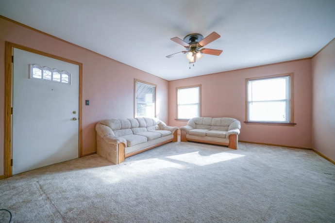 812 Mckinley, BELVIDERE, Illinois 61008, 2 Bedrooms Bedrooms, ,1 BathroomBathrooms,House,For Sale,Mckinley,202507156