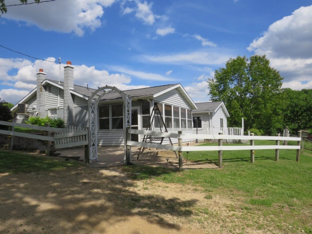 1139 US HWY 20 East, ELIZABETH, Illinois 61028, 3 Bedrooms Bedrooms, ,1 BathroomBathrooms,Farm,For Sale,US HWY 20 East,202502953