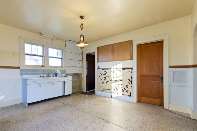 1737 Brinton, DIXON, Illinois 61021, 5 Bedrooms Bedrooms, ,2 BathroomsBathrooms,House,For Sale,Brinton,202507158