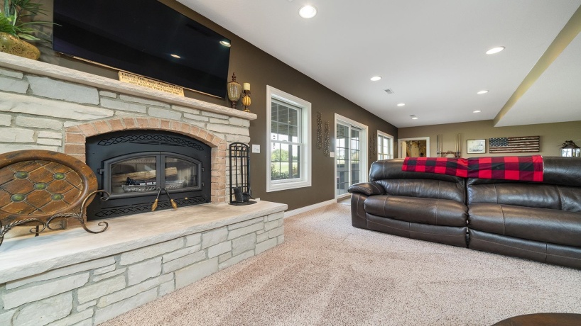 1815 White Pines, DIXON, Illinois 61021, 5 Bedrooms Bedrooms, ,3 BathroomsBathrooms,House,For Sale,White Pines,202505058