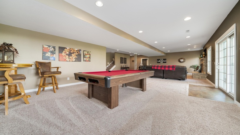 1815 White Pines, DIXON, Illinois 61021, 5 Bedrooms Bedrooms, ,3 BathroomsBathrooms,House,For Sale,White Pines,202505058