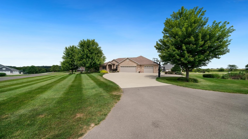 1815 White Pines, DIXON, Illinois 61021, 5 Bedrooms Bedrooms, ,3 BathroomsBathrooms,House,For Sale,White Pines,202505058