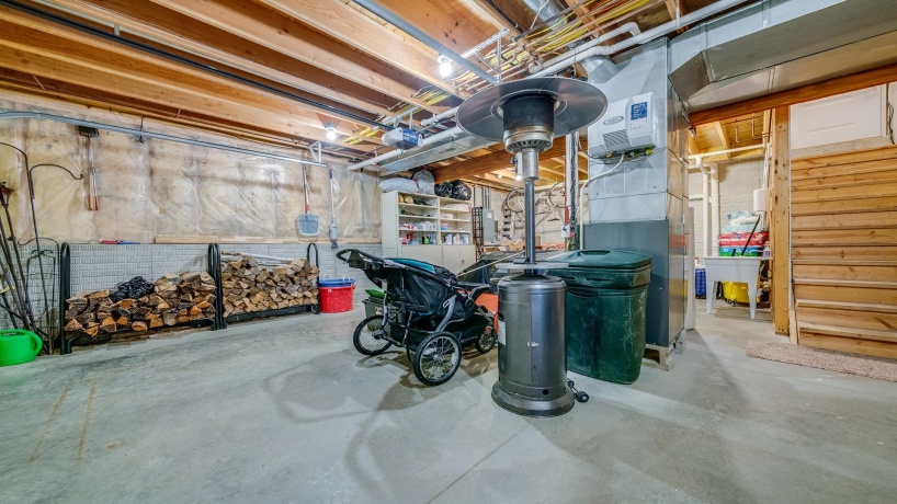 1815 White Pines, DIXON, Illinois 61021, 5 Bedrooms Bedrooms, ,3 BathroomsBathrooms,House,For Sale,White Pines,202505058