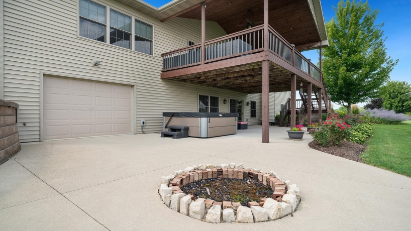 1815 White Pines, DIXON, Illinois 61021, 5 Bedrooms Bedrooms, ,3 BathroomsBathrooms,House,For Sale,White Pines,202505058