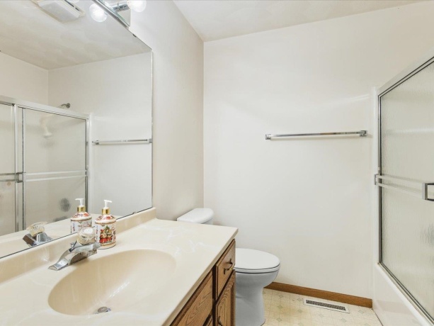 5634-5638 Elaine, ROCKFORD, Illinois 61108, ,2 Units,For Sale,Elaine,202507205